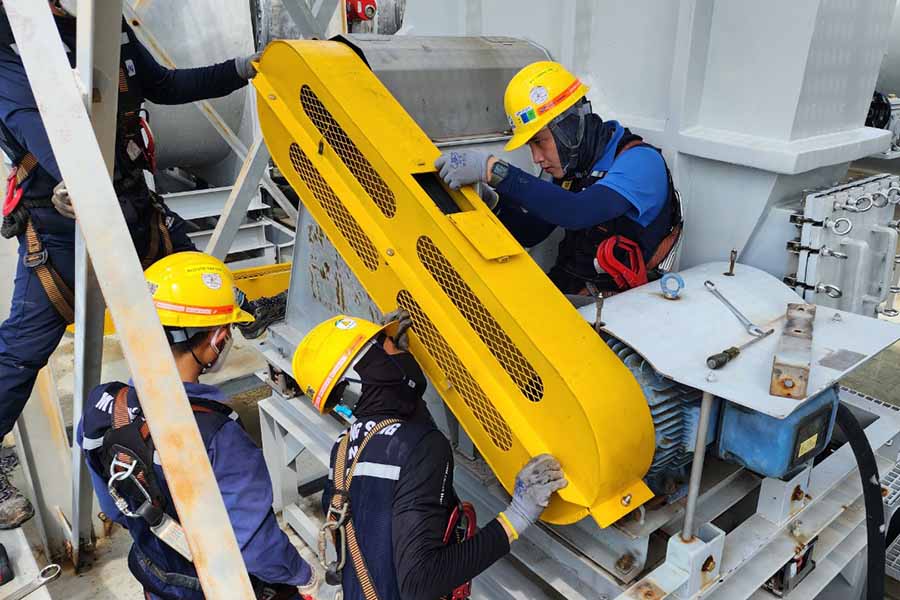 Kĩ thuật viên IMT đang sửa chữa hệ thống lạnh công nghiệp tại nhà máy Samsung Thái Nguyên