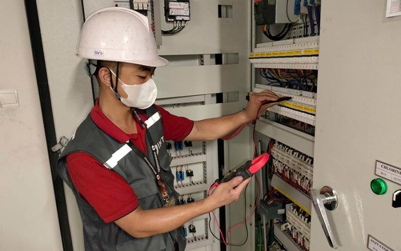 Đội ngũ IMT đang bảo trì hệ thống bơm điều hoà công nghiệp tại trụ sở ngân hàng Techcombank