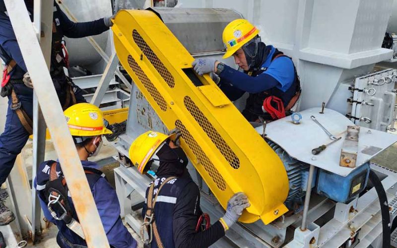 Kĩ thuật viên IMT đang sửa chữa hệ thống lạnh công nghiệp tại nhà máy Samsung Thái Nguyên